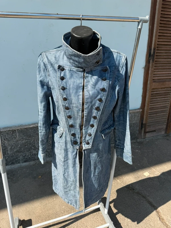 Cappotto in denim Roberto Cavalli gotico con stampa coccodrilli e scritte patchwork